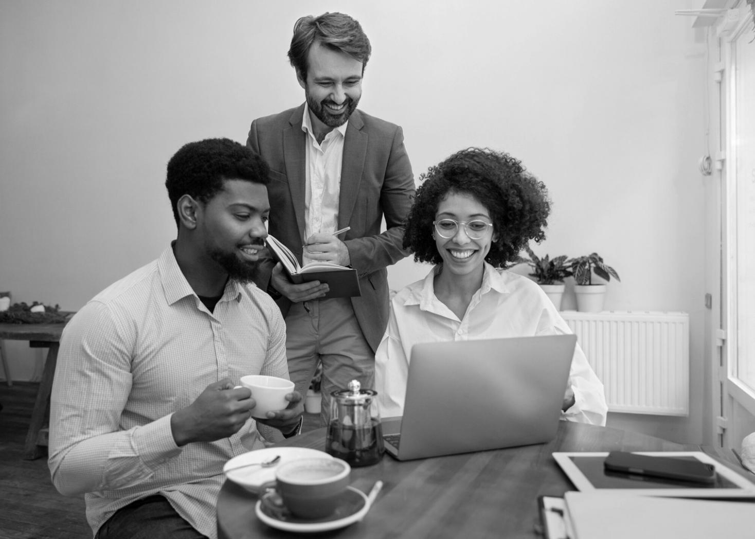 Conseiller financier analysant des graphiques d'investissement